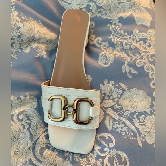 NWOT Unbranded White Sandals Buckle Embellished Open-Toe Low Block Heel; Size 41 - Picture 4 of 10